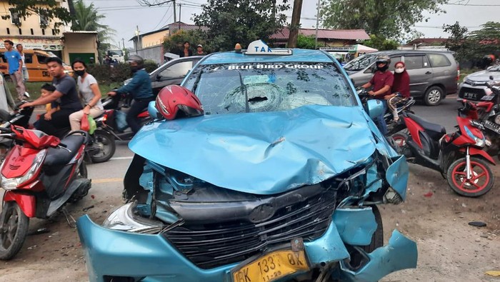 Kondisi taksi bluebird usai menabrak pengendara sepeda motor yang diamankan di Polresta Deli Serdang.