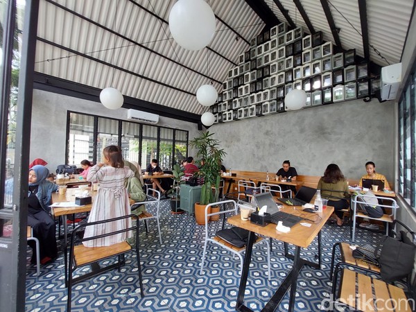 Kamu bisa memilih apa ingin bersantai di outdoor, indoor atau semi outdoor. Jumlah bangku dan mejanya juga banyak kok. Nah, yang masih WFH bisa nih bekerja dari sini. Kamu bisa memilih apa ingin bersantai di outdoor, indoor atau semi outdoor. Jumlah bangku dan mejanya juga banyak kok. Nah, yang masih WFH bisa nih bekerja dari sini.