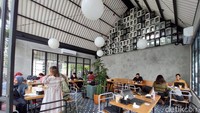Kamu bisa memilih apa ingin bersantai di outdoor, indoor atau semi outdoor. Jumlah bangku dan mejanya juga banyak kok. Nah, yang masih WFH bisa nih bekerja dari sini.
