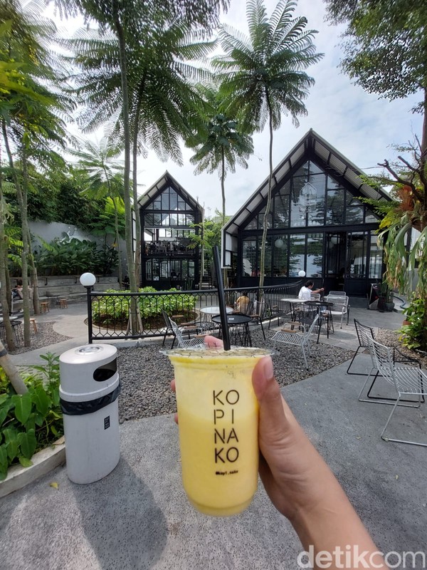 Selain ragam kopi, di sini juga terdapat beragak cemilan hinga makanan berat. Jadi walaupun kamu di sini berjam-jam menghabiskan waktu, tak perlu khawatir kembung karena kopi. Mereka punya ragam menu nasi, nasi goreng, ragam olahan mie, aneka varian rasa roti bakar, donat, pisang dan kentang goreng. Selain ragam kopi, di sini juga terdapat beragak cemilan hinga makanan berat. Jadi walaupun kamu di sini berjam-jam menghabiskan waktu, tak perlu khawatir kembung karena kopi. Mereka punya ragam menu nasi, nasi goreng, ragam olahan mie, aneka varian rasa roti bakar, donat, pisang dan kentang goreng.