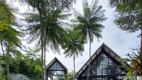 Selain ragam kopi, di sini juga terdapat beragak cemilan hinga makanan berat. Jadi walaupun kamu di sini berjam-jam menghabiskan waktu, tak perlu khawatir kembung karena kopi. Mereka punya ragam menu nasi, nasi goreng, ragam olahan mie, aneka varian rasa roti bakar, donat, pisang dan kentang goreng.