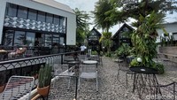 Tempat ini cukup luas dan terlihat nyaman. Terdapat pepohonan yang menghiasi kawasan kafe dan beragam tanaman hingga terlihat adem.