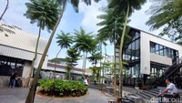 Di saat suasana Jabodetabek sedang panas-panasnya, memang lebih nyamanm saat siang hari berada di ruangan indoor. Namun kamu yang nyaman utdoor karena ingin bisa merokok juga bisa mencari area yang rindang kok.