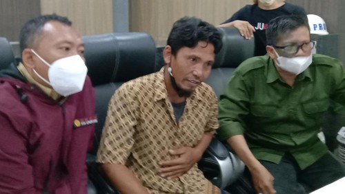 Korban Begal Amaq Sinta alias Murtede (tengah) saat mendapatkan SP3 usai ditetapkan sebagai tersangka usai bunuh dua dari empat begal yang menghadang dirinya beberapa waktu lalu.