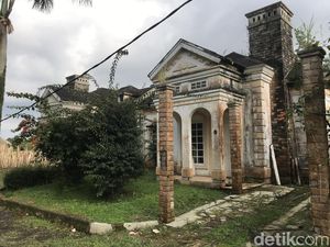 Menjelajahi Kota Mati yang Dihuni Bule Belanda di Sukabumi