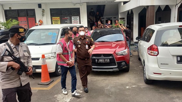 Empat tersangka dugaan korupsi pembangunan Pasar Lingkungan di Periuk, Kota Tangerang, hendak dibawa ke Rutan Kelas 2B Pandeglang, Selasa (10/5/2022).