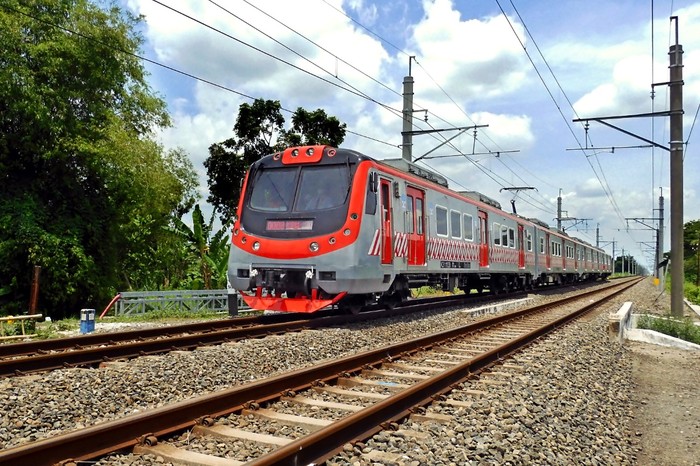 KRL buatan PT INKA (Persero) saat melintas di jalur Yogyakarta - Solo