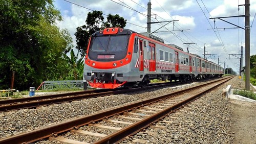 KRL buatan PT INKA (Persero) saat melintas di jalur Yogyakarta - Solo