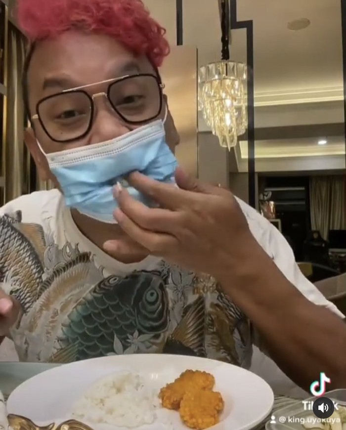 Kulineran Seru Uya Kuya Saat di Amerika Bareng Keluarga Besarnya Kulineran Seru Uya Kuya Saat di Amerika Bareng Keluarga Besarnya