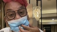 Di akun Instagramnya, presenter berusia 47 tahun ini cukup vokal mengungkapkan rasa kecewanya kepada Medina Zein yang dianggap sebagai teman artisnya. Terlepas dari masalah yang menimpanya, Uya Kuya tetap santai dan mengunggah berbagai momen serunya di Instagram termasuk momen kulinerannya. Foto: Instagram @king_uyakuya