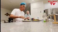 Sahur di Amerika, Uya dan sang istri tampak sederhana menyantap menu makanan yang sudah mereka beli sebelumnya. Meski di Amerika, keduanya tetap menjalankan ibadah puasa.Foto: Instagram @king_uyakuya