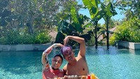 Bersama Astrid, Uya pamer pose dirinya menikmati floating breakfast atau sarapan di kolam renang. Menunya ada buah segar, jus, telur, roti dan masih banyak lagi.  Foto: Instagram @king_uyakuya