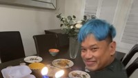  Merayakan ulang tahun di Amerika, Astrid berikan cake mini yang meski sederhana tapi berhasil menghadirkan senyuman untuk sang suami, yang baru saja selesai makan. Foto: Instagram @king_uyakuya
