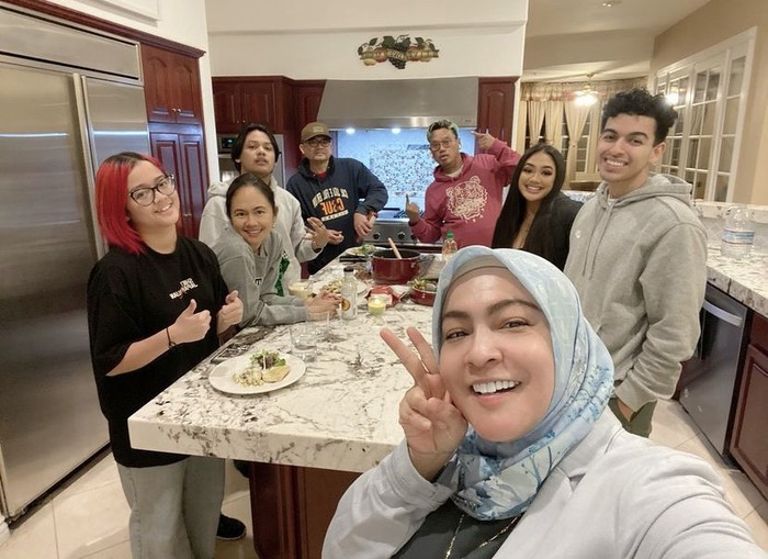 Kulineran Seru Uya Kuya Saat di Amerika Bareng Keluarga Besarnya Kulineran Seru Uya Kuya Saat di Amerika Bareng Keluarga Besarnya