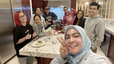 Kulineran Seru Uya Kuya Saat di Amerika Bareng Keluarga Besarnya