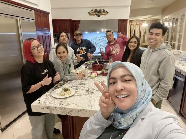 Kulineran Seru Uya Kuya Saat di Amerika Bareng Keluarga Besarnya