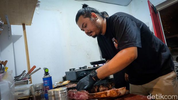 Tim detikHot tengah berbincang dengan Kuru/DJ Budha Belly yang merupakan pemilik Big Belly Steak di Yogyakarta.