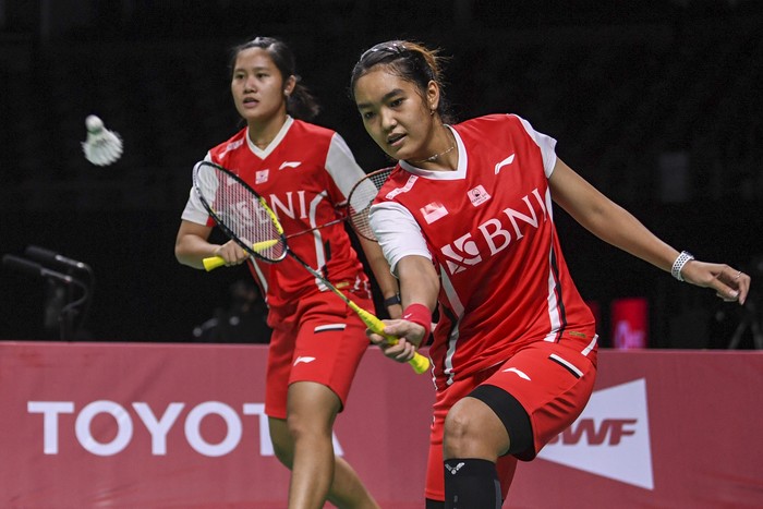 Pebulu tangkis ganda putri Indonesia Nita Violina Marwah (kanan) dan Lanny Tria Mayasari (kiri) mengembalikan kok ke arah lawannya pebulu tangkis ganda putri Prancis Flavie Vallet dan Emilie Vercelot dalam pertandingan babak penyisihan grup A Piala Thomas Uber 2022 di Impact Arena, Bangkok, Thailand, Minggu (8/5/2022). Nita Violina Marwah/Lanny Tria Mayasari menang dengan skor 21-14 dan 21-11. ANTARA FOTO/M Risyal Hidayat/aww.