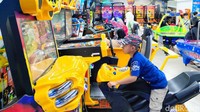 Kebijakan pemerintah yang memperpanjang liburan sekolah selama tiga hari membuat pusat permainan anak masih ramai.