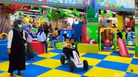 Kesempatan libur tersebut digunakan oleh anak-anak untuk berkunjung ke pusat mainan.