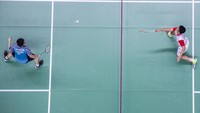 Pebulutangkis tunggal putra Indonesia Anthony Sinisuka Ginting berhadapan dengan pebulutangkis tunggal putra Thailand Kunlavut Vitidsarn di pertandingan pertama babak penyisihan grup A Piala Thomas 2022 yang digelar di Impact Arena, Bangkok, Thailand, Senin (9/5/2022).
