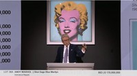Lukisan berjudul Shot Sage Blue Marilyn laku terjual Rp 2,8 triliun awal pekan ini. Karyanya pun memecahkan rekor sejarah di abad ke-20.  Foto: Christies New York