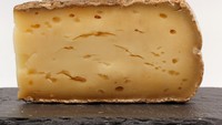 Keju di dunia memiliki harga bervariasi, ada jenis keju mahal bernama Moose Cheese yang diproduksi dari Moose House di Swedia. Keju Moose memiliki karakteristik tekstur yang lembut dan rasa unik. Harganya sekitar $500 (Rp 7,2 juta) per 500 gramnya. Foto: Getty Images/iStockphoto
