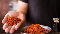 Saffron merupakan bumbu dapur yang dapat membuat cita rasa makanan menjadi lezat. Rempah ini juga kerap dicampurkan dalam produk kecantikan. Harga rempah asal Timur Tengah ini juga tak main-main, bisa menghabiskan $10.000 (Rp 145 juta). Foto: Getty Images/iStockphoto