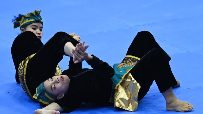 Pesilat Indonesia Riska Hermawan (kanan) dan Ririn Rinasih (kiri) berlaga dalam pertandingan babak perempat final Nomor Seni Ganda Putri Pencak Silat SEA Games 2021 Vietnam di Bac Tu Liem Sport Center, Hanoi, Selasa (10/5/2022). Riska dan Ririn menang dari pesilat Filipina Jeremae Beato dan Mitz Jude dengan skor akhir 9.930-9.900. ANTARA FOTO/Aditya Pradana Putra/rwa.