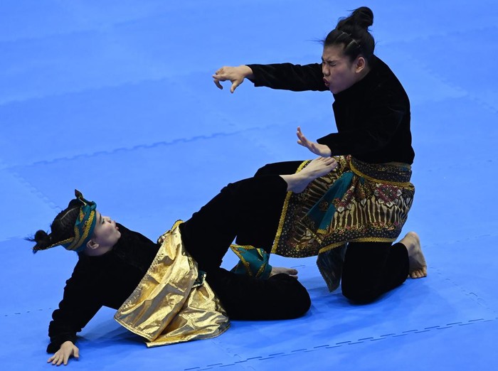 Pesilat Indonesia Riska Hermawan (kanan) dan Ririn Rinasih (kiri) berlaga dalam pertandingan babak perempat final Nomor Seni Ganda Putri Pencak Silat SEA Games 2021 Vietnam di Bac Tu Liem Sport Center, Hanoi, Selasa (10/5/2022). Riska dan Ririn menang dari pesilat Filipina Jeremae Beato dan Mitz Jude dengan skor akhir 9.930-9.900. ANTARA FOTO/Aditya Pradana Putra/rwa.