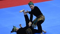 Begini aksi mereka saat memperagakan jurus-jurus silat.