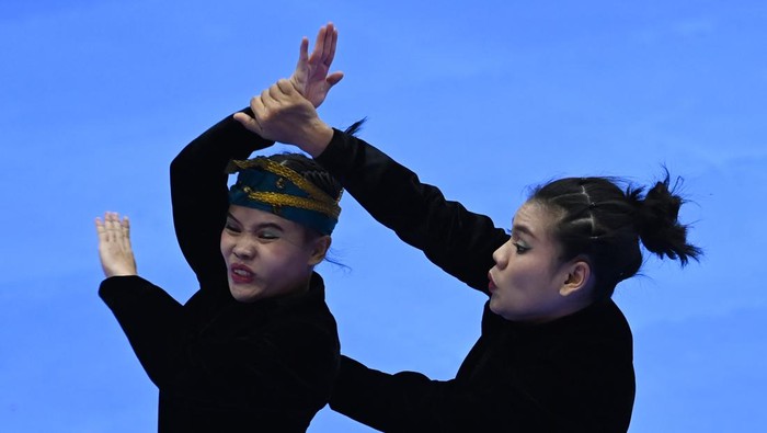Melihat Aksi Riska-Ririn Kalahkan Pesilat Filipina Pesilat Indonesia Riska Hermawan (kanan) dan Ririn Rinasih (kiri) berlaga dalam pertandingan babak perempat final Nomor Seni Ganda Putri Pencak Silat SEA Games 2021 Vietnam di Bac Tu Liem Sport Center, Hanoi, Selasa (10/5/2022). Riska dan Ririn menang dari pesilat Filipina Jeremae Beato dan Mitz Jude dengan skor akhir 9.930-9.900. ANTARA FOTO/Aditya Pradana Putra/rwa.