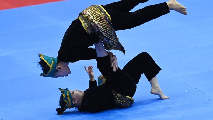 Melihat Aksi Riska-Ririn Kalahkan Pesilat Filipina Pesilat Indonesia Riska Hermawan (kanan) dan Ririn Rinasih (kiri) berlaga dalam pertandingan babak perempat final Nomor Seni Ganda Putri Pencak Silat SEA Games 2021 Vietnam di Bac Tu Liem Sport Center, Hanoi, Selasa (10/5/2022). Riska dan Ririn menang dari pesilat Filipina Jeremae Beato dan Mitz Jude dengan skor akhir 9.930-9.900. ANTARA FOTO/Aditya Pradana Putra/rwa.