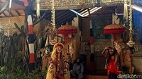 Sementara itu, Pemilik Sekaa Barong Eka Budhi Kesiman, Ida Bagus Raka Pudjana menjelaskan bahwa Senin (9/5/2022) merupakan hari ke sembilan pihaknya beroperasi kembali. Pasalnya, kurang lebih selama dua tahun lamanya pihaknya terpaksa tidak beroperasi diakibatkan pandemi COVID-19.
