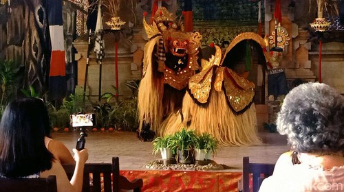 Sempat mati suri imbas pandemi COVID-19, pementasan seni Tari Barong dan Kris di Denpasar, Bali, kembali ramai oleh turis. Seperti apa potretnya? Lihat yuk.