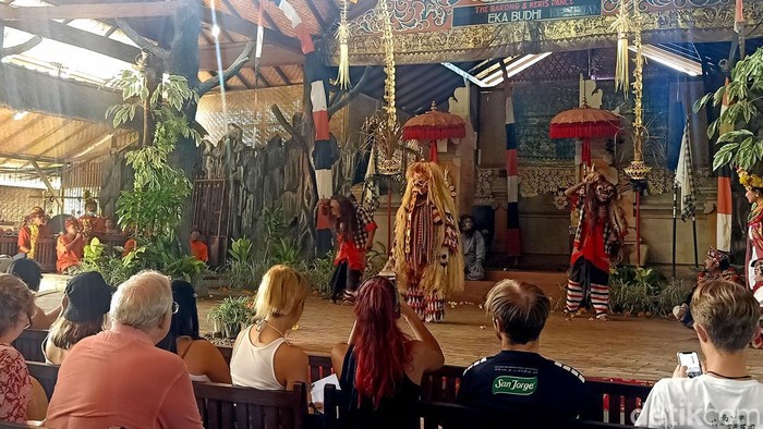 Melihat Pementasan Tari Barong-Kris yang Ramai Turis Lagi di Bali Sempat mati suri imbas pandemi COVID-19, pementasan seni Tari Barong dan Kris di Denpasar, Bali, kembali ramai oleh turis. Seperti apa potretnya? Lihat yuk.