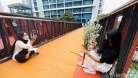 Cuaca panas tak menyurutkan semangat warga untuk datang dan berfoto-foto di atas JPO yang tanpa atap tersebut.