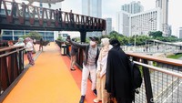 Sejumlah warga berswafoto dengan latar belakang gedung pencakar langit di kawasan Sudirman.