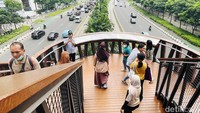 Deputi Bidang Meteorologi BMKG Guswanto menjelaskan fenomena suhu udara terik yang terjadi pada siang hari itu dipicu oleh beberapa faktor. Menurutnya, posisi semu matahari saat ini sudah berada di wilayah utara ekuator yang mengindikasikan bahwa sebagian wilayah Indonesia akan mulai memasuki musim kemarau.