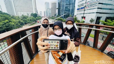 Meski Cuaca Membara, JPO Pinisi Tetap Jadi Tujuan Selfie Traveler