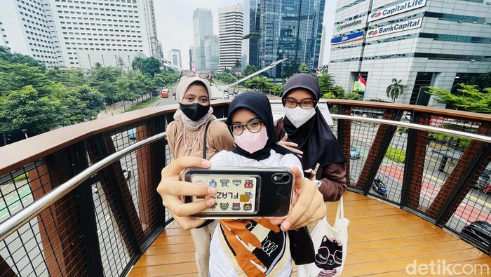 Cuaca panas melanda Jakarta dan sekitarnya beberapa hari terakhir ini. Meski begitu, JPO Pinisi Sudirman tetap dipadati warga yang ingin berfoto selfie.
