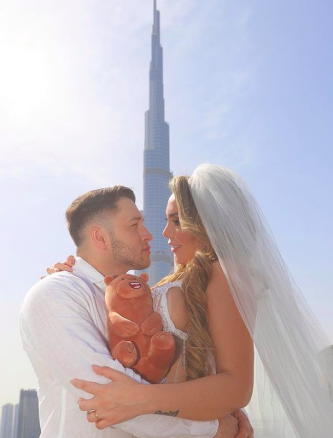 Mimi dan Victor menikah di Dubai. Saat menikah, gaun pernikahan yang dikenakan Mimi pun jadi kontroversi. Foto: dok. Instagram