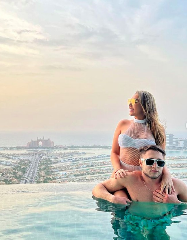 Mimi Boliviana dikenal sebagai influencer yang kerap memamerkan penampilan seksinya. Di sejumlah kesempatan, Mimi dan suaminya Victor Ferraz pun kerap memperlihatkan pose-pose mesra mereka. Foto: dok. Instagram