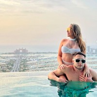 Mimi Boliviana dikenal sebagai influencer yang kerap memamerkan penampilan seksinya. Di sejumlah kesempatan, Mimi dan suaminya Victor Ferraz pun kerap memperlihatkan pose-pose mesra mereka. Foto: dok. Instagram