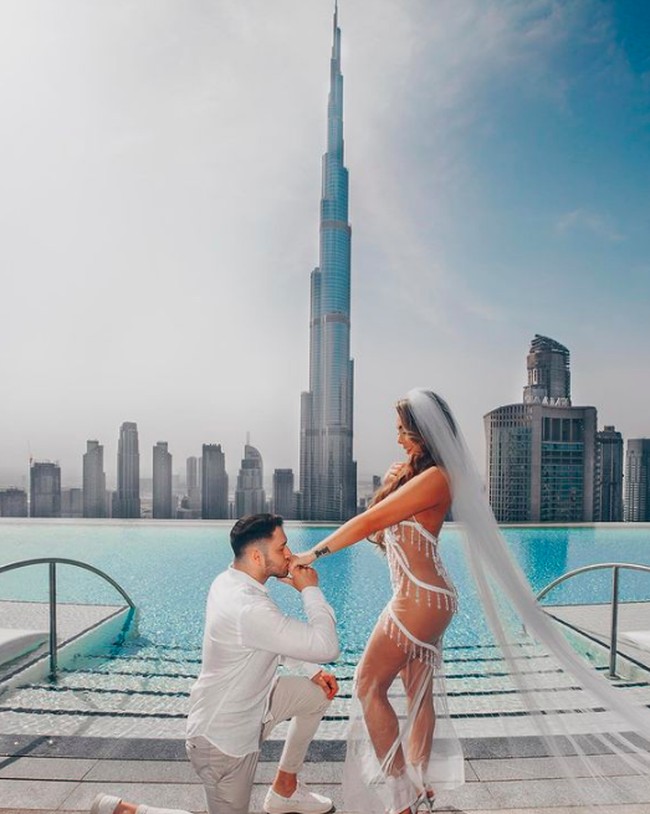 Dia mengenakan gaun transparan yang mengekspos banyak kulitnya dari balik gaunnya. Foto: dok. Instagram