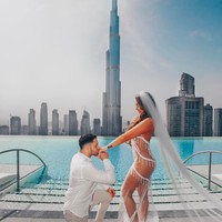 Dia mengenakan gaun transparan yang mengekspos banyak kulitnya dari balik gaunnya. Foto: dok. Instagram