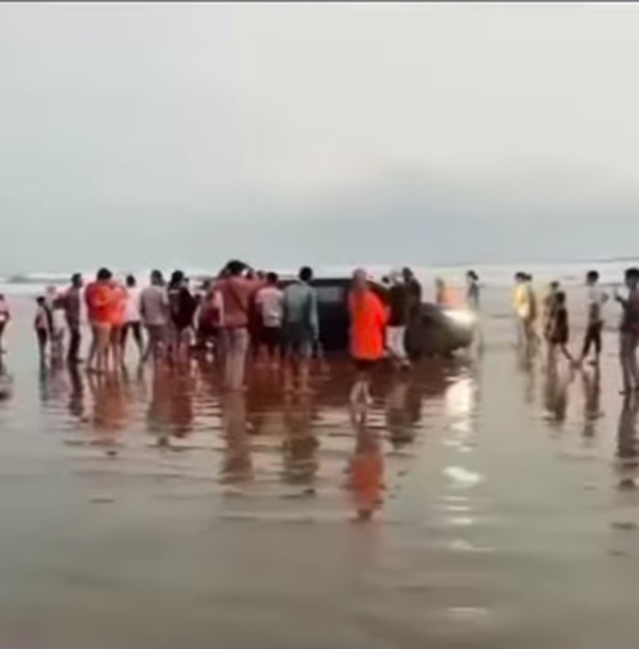 Mobil terjebak di pasir pantai