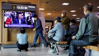 Acara pelantikan juga disiarkan di seluruh stasiun televisi Korea Selatan. (Heo Ran/Reuters)