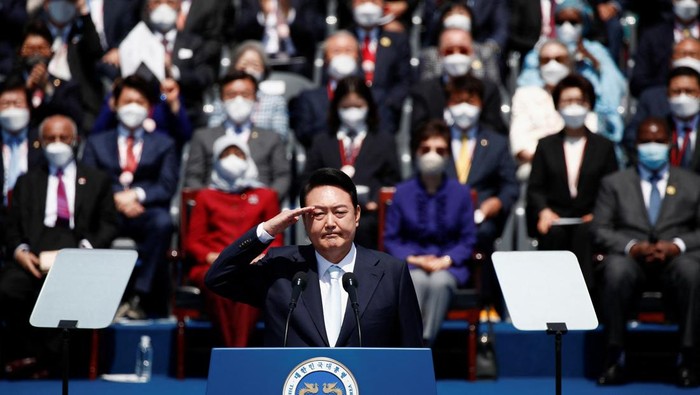 Momen Yoon Suk-yeol Resmi Dilantik Jadi Presiden Baru Korea Selatan South Korean President Yoon Suk-yeol takes an oath during his inauguration in front of the National Assembly in Seoul, South Korea, May 10, 2022. Jeon Heon-Kyun /Pool via REUTERS