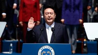 Presiden Korea Selatan Yoon Suk-yeol memberi hormat saat pelantikannya di depan Majelis Nasional di Seoul, Korea Selatan, Selasa (10/5/2022). (Jeon Heon-Kyun/Reuters)
